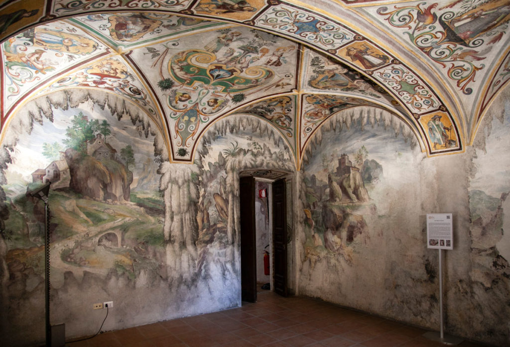 Sala sotto lo scalone di Villa Litta Lainate con pittura a calce di paesaggi e monasteri