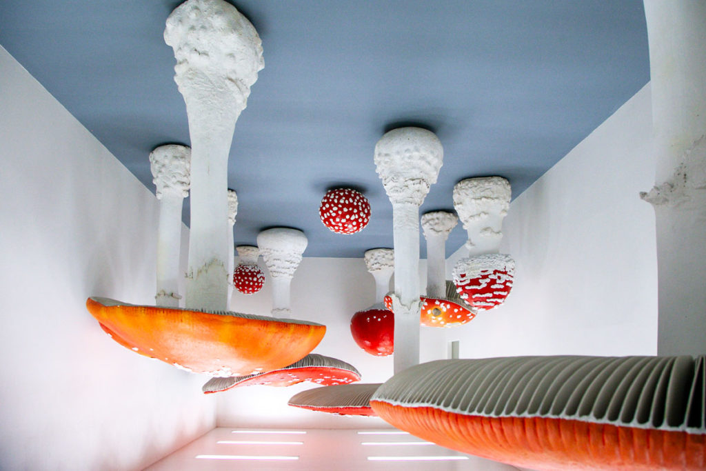 i Funghi Appesi al Soffito di Fondazione Prada a Milano