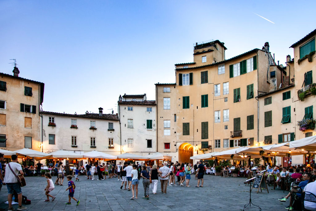Piazza Costruita su Vecchio Anfiteatro a Lucca