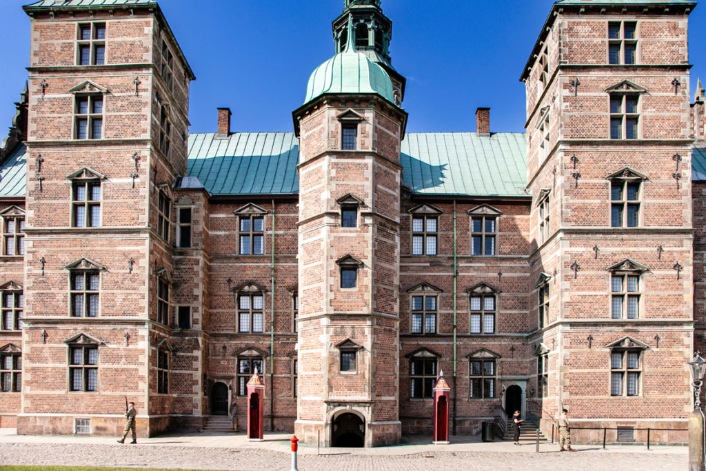 Torrioni e Torri di Rosenborg Slot con Guardia