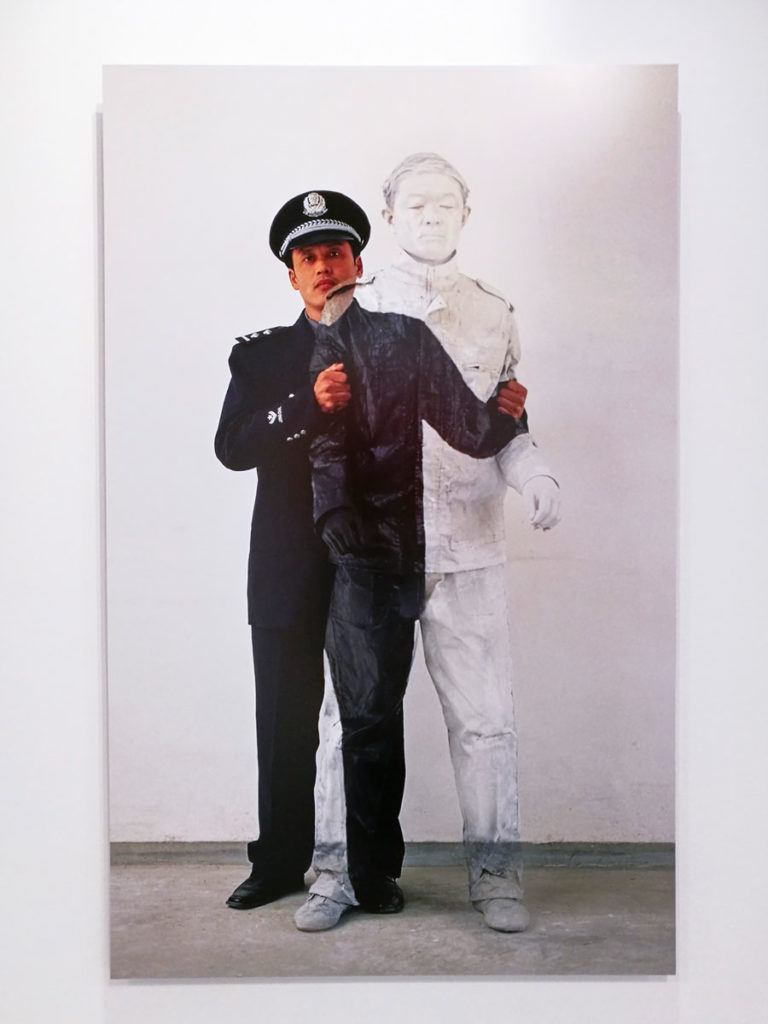 Liu Bolin - Autoritratto del 2006 - Civile e Poliziotto numero 1