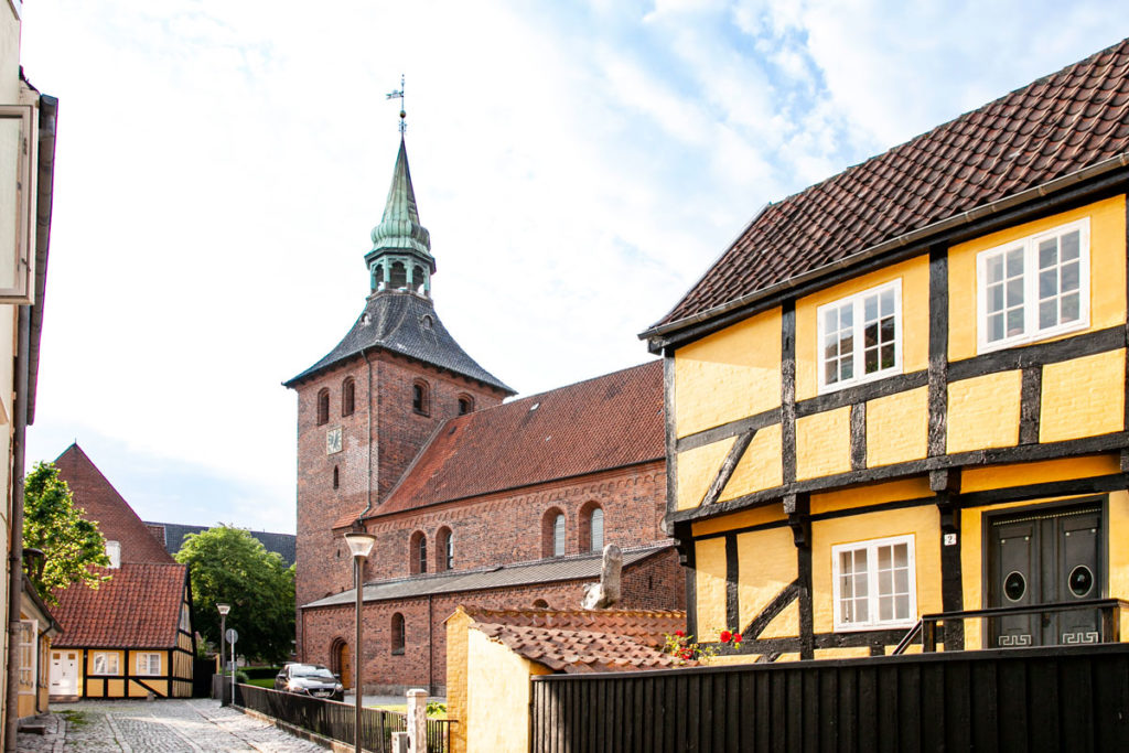 Chiesa di San Nicolai tra edifici gialli