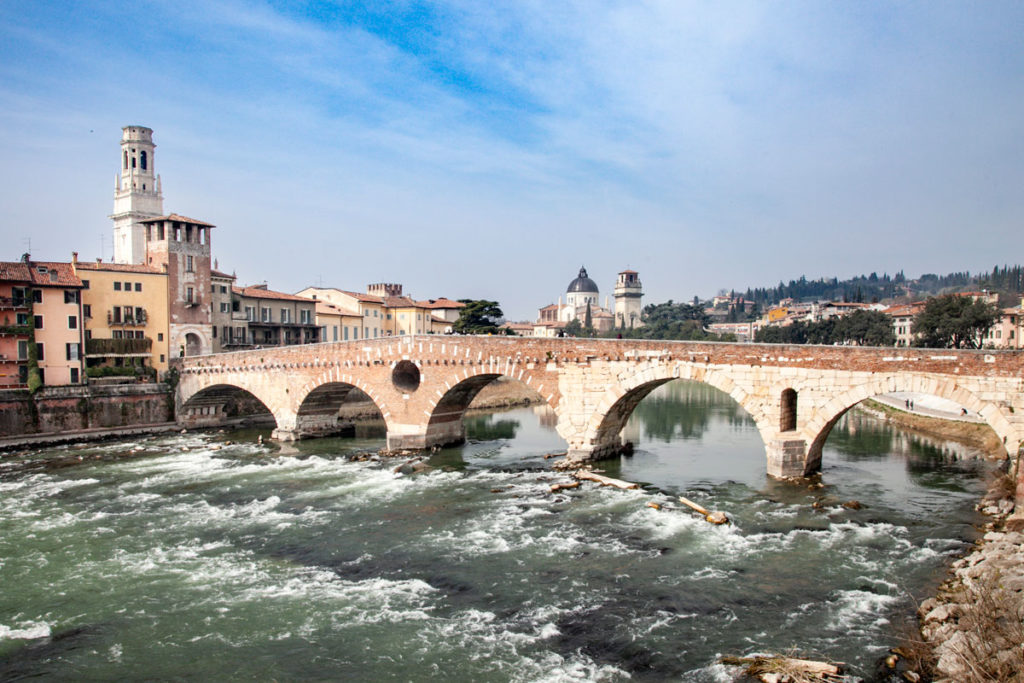 Antico Ponte Pietra su Fiume Adige - Verona