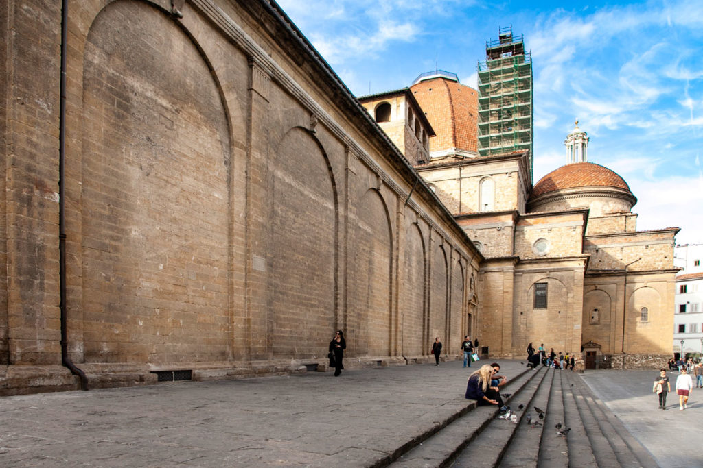 Scalinata del fianco della Basilica di San Lorenzo e Cappelle Medicee di Firenze