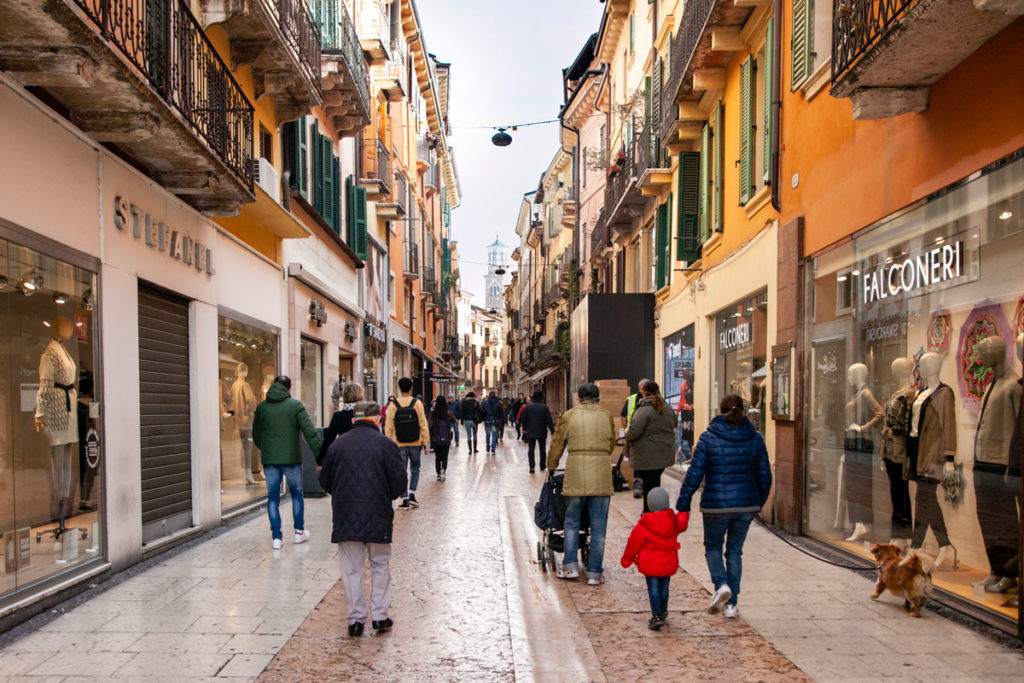 Via Mazzini - la via dei negozi di Verona