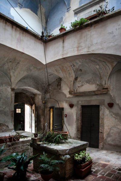 Cortile interno del palazzo Valenti e sistema idrico