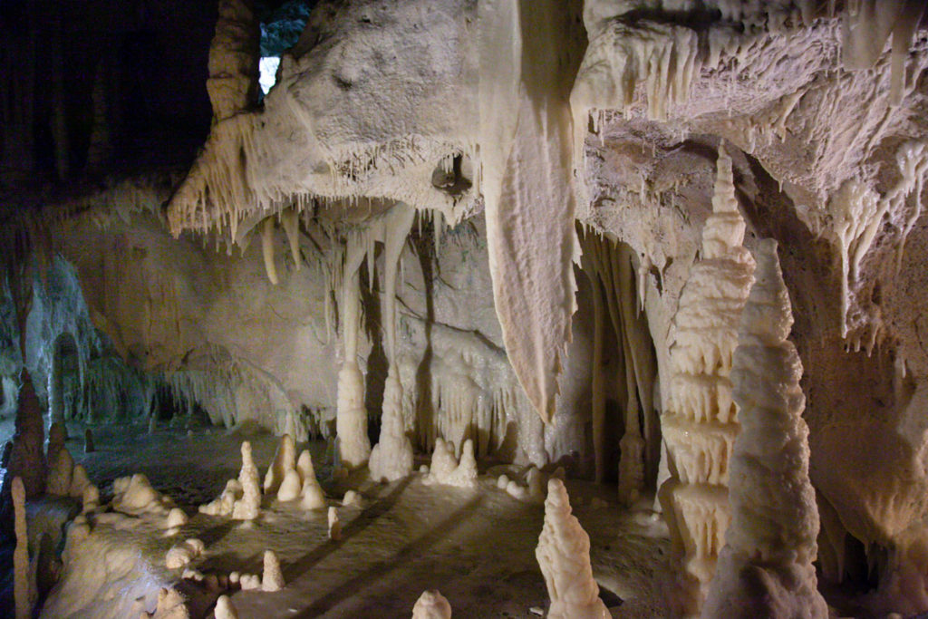 Formazioni attraverso il deposito del calcare della acqua dentro alle grotte di Frasassi