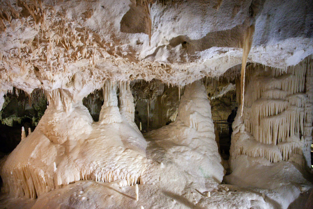 Grosse Formazioni calcaree dentro alla Sala Infinito delle grotte