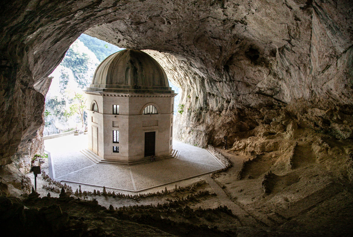 Grotta con tempio ottocentesco di Valadier