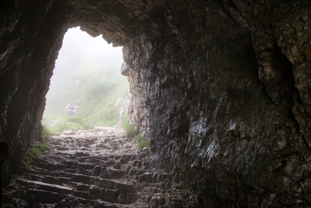 Grotte e nebbia nel trekking sul monte Pasubio