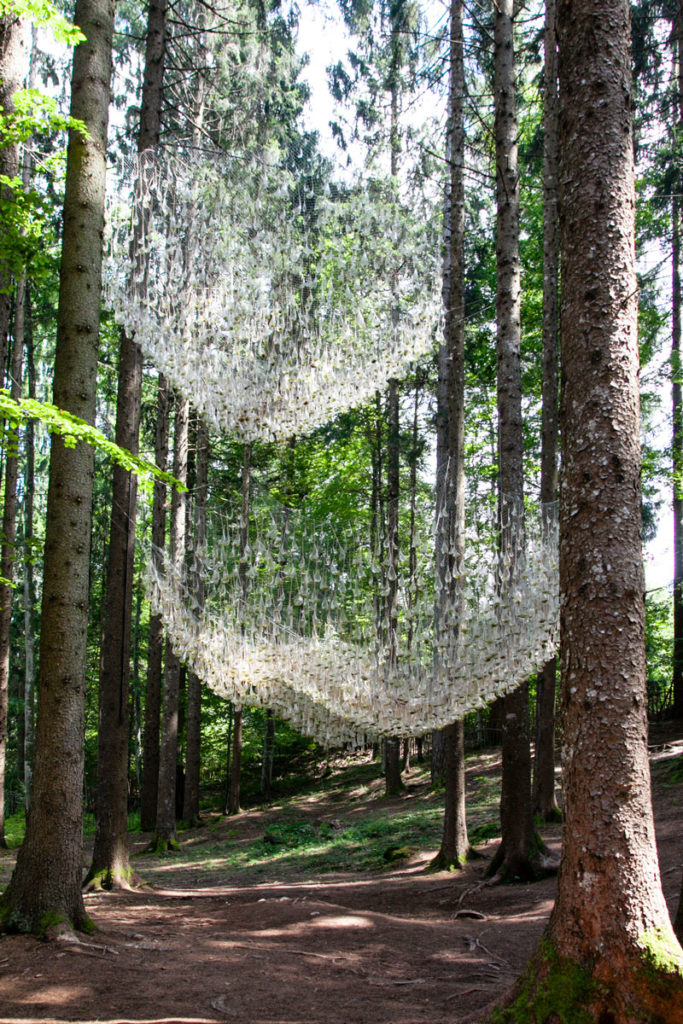 Installazioni di arte in mezzo agli alberi di Malga Costa - Arte Sella