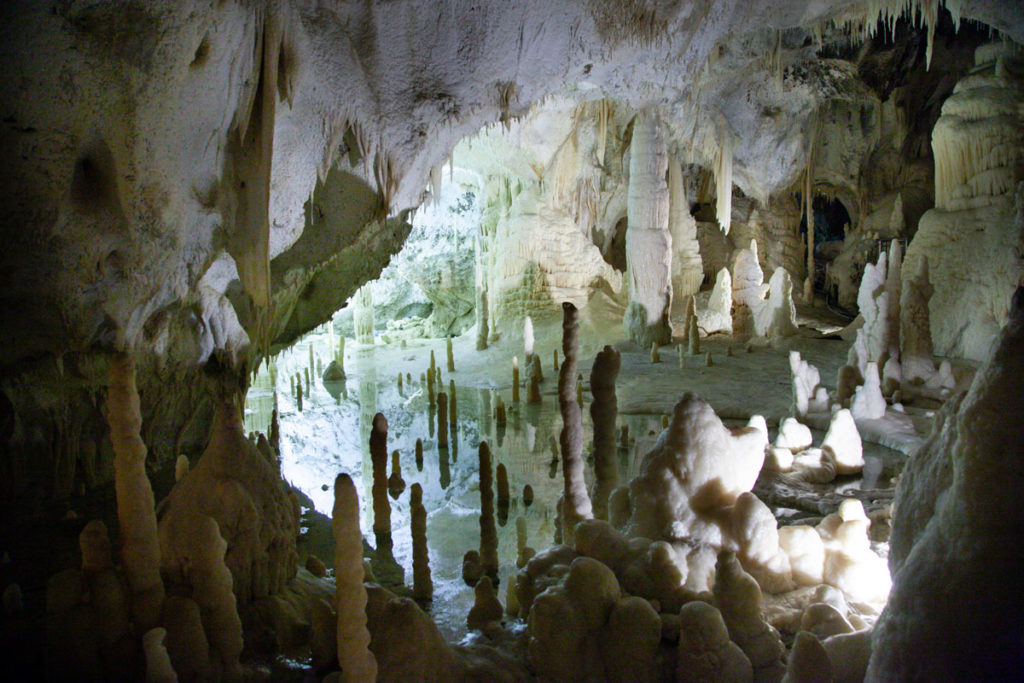 Laghetto Suggestivo dentro alle Grotte di Frasassi