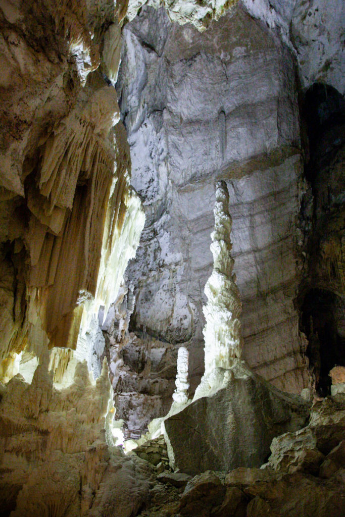 Obelisco - Stalagmite gigante dentro alla Sala 200 delle grotte di Frasassi