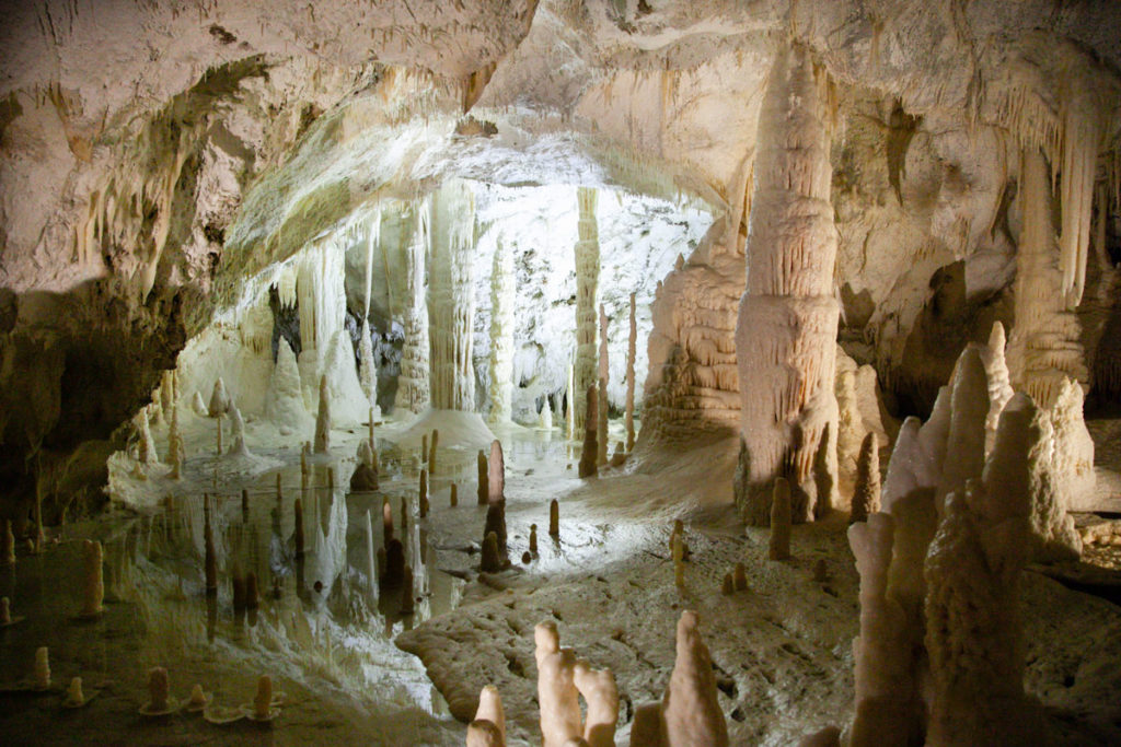 Sala delle Candaline - Laghetto dentro alle grotte di Frasassi