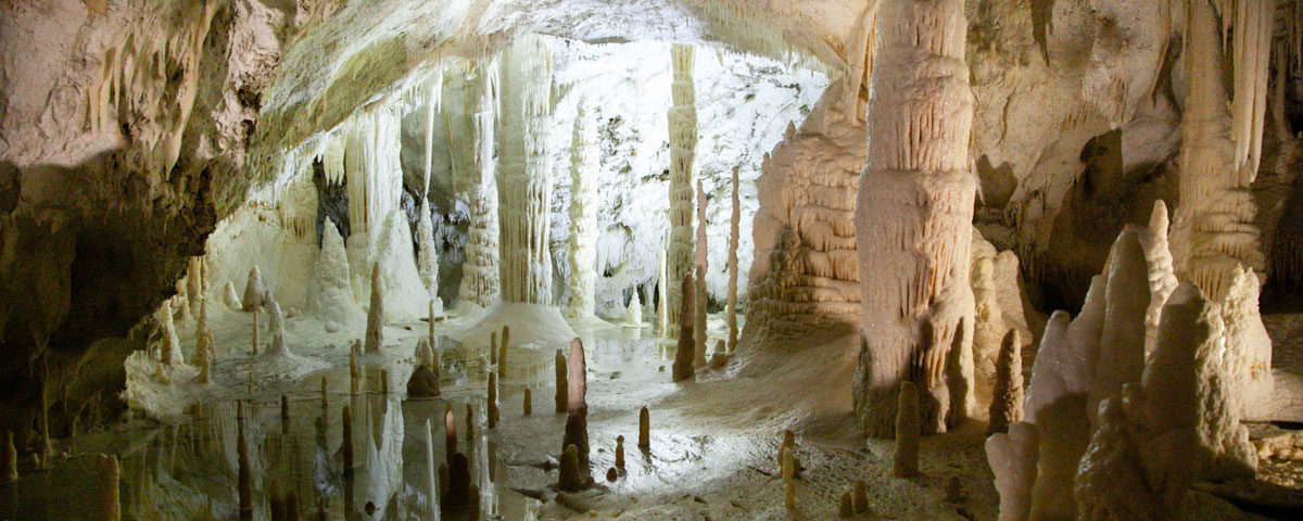 Sala delle Candaline - Laghetto dentro alle grotte di Frasassi