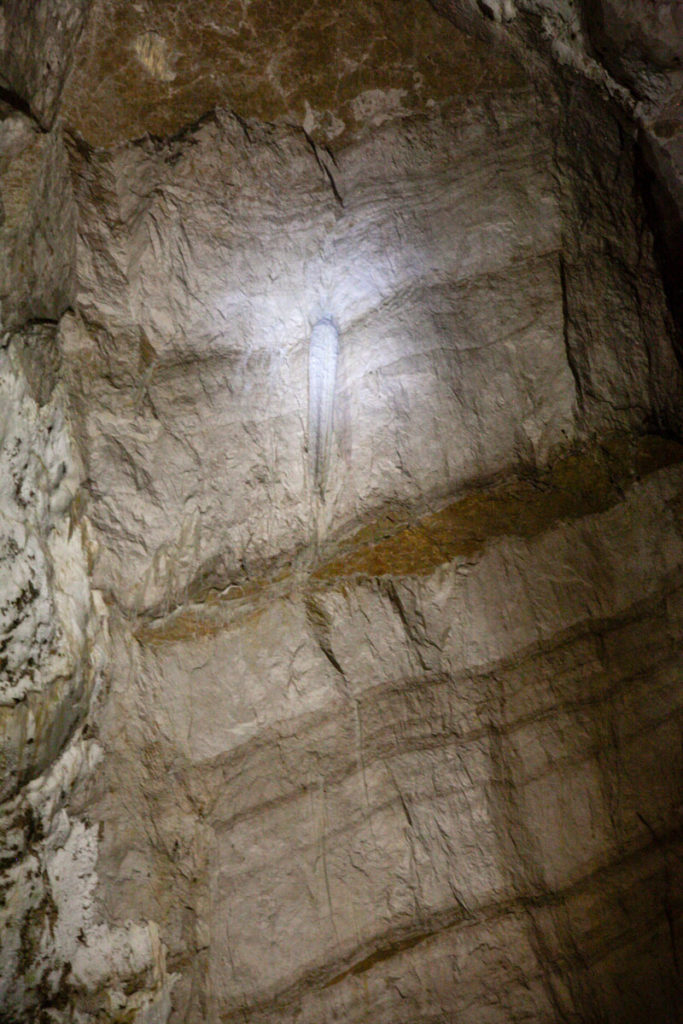 Spada di Damocle - Enorme stalattite che pende sui visitatori