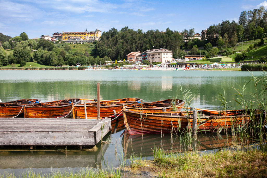 Barche in legno sul lago di Lavarone