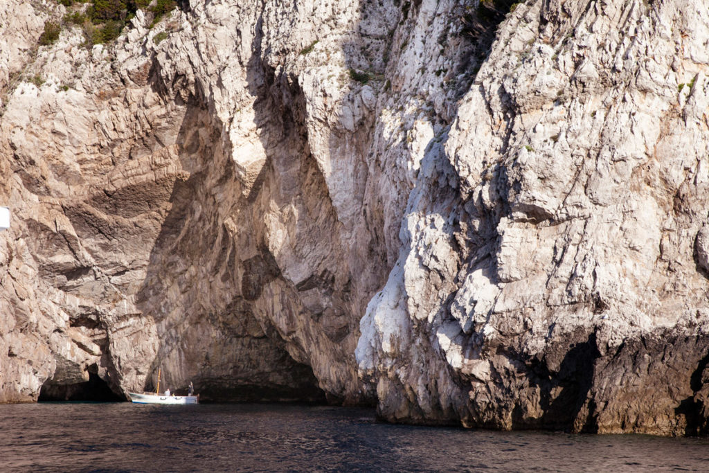 Giro in barca di Capri - avvicinamento alla Grotta Verde