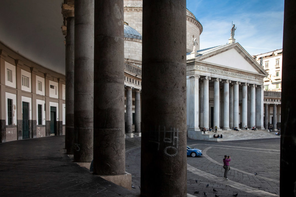 I porticati di Piazza del Plebiscito e la Basilica di San Francesco di Paola