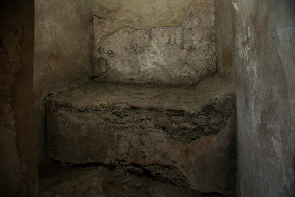 Letto in pietra per le prostitute di Pompei dentro al Lupanare