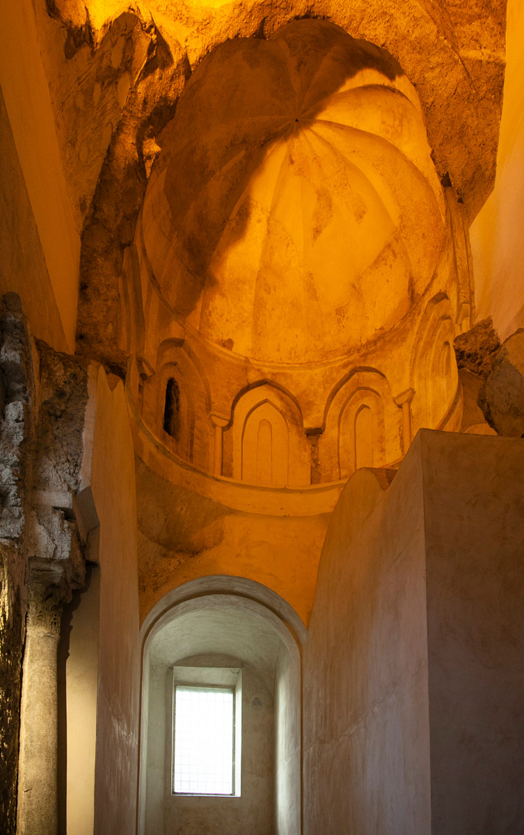 Navata laterale della Basilica del Crocifisso