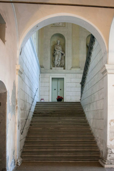 Scalinata interna del cortile del Palazzo Papini Capra