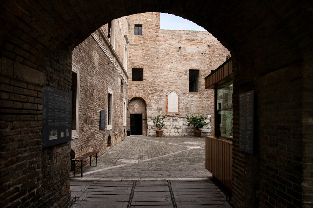 Cortile interno della Rocca Roveresca di Senigallia
