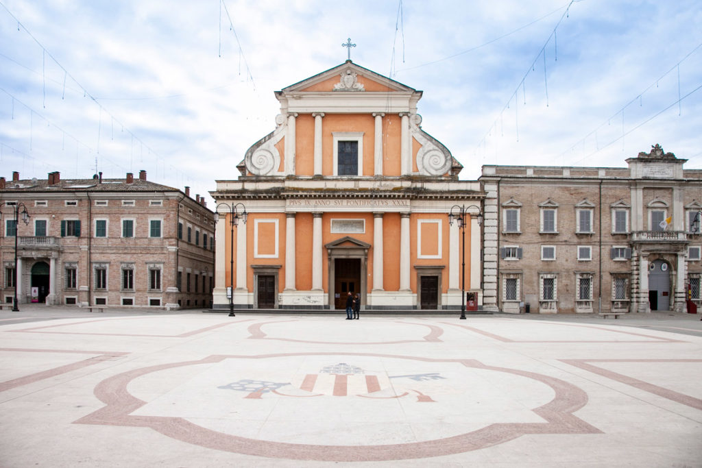 Facciata del Duomo di Senigallia in piazza Garibaldi - Cattedrale di San Pietro Apostolo