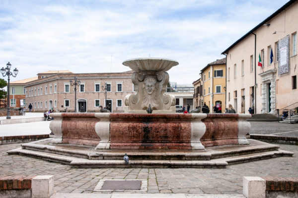 Fontana dei Leoni o Fontana delle Anatre in piazza del Duca