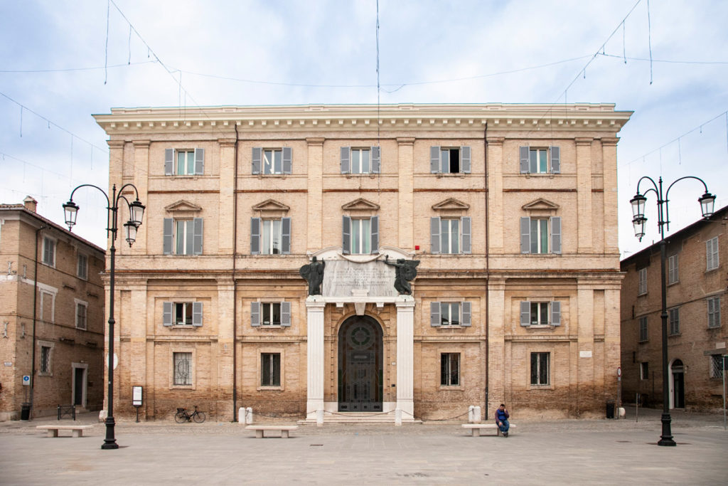 Palazzo delle Dogane o il Doganone in piazza Garibaldi a Senigallia