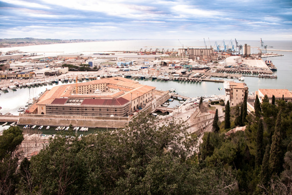 Panorama sulla Mole Vanvitelliana e il porto di Ancona dal Largo Casanova