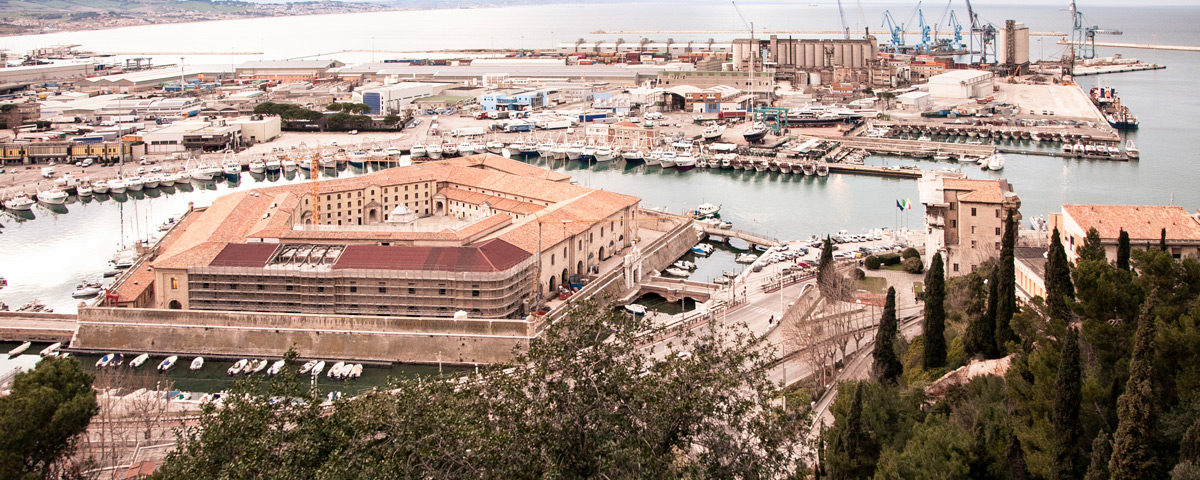 Panorama sulla Mole Vanvitelliana e il porto di Ancona dal Largo Casanova