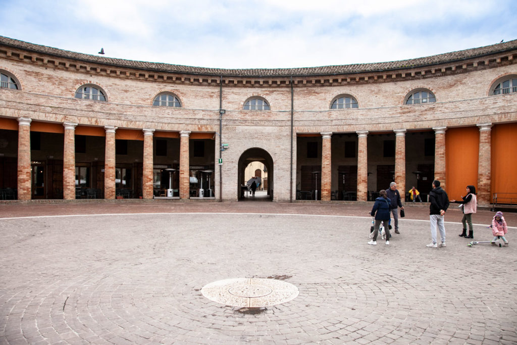 Porticati e piazza circolare del Foro Annonario di Senigallia