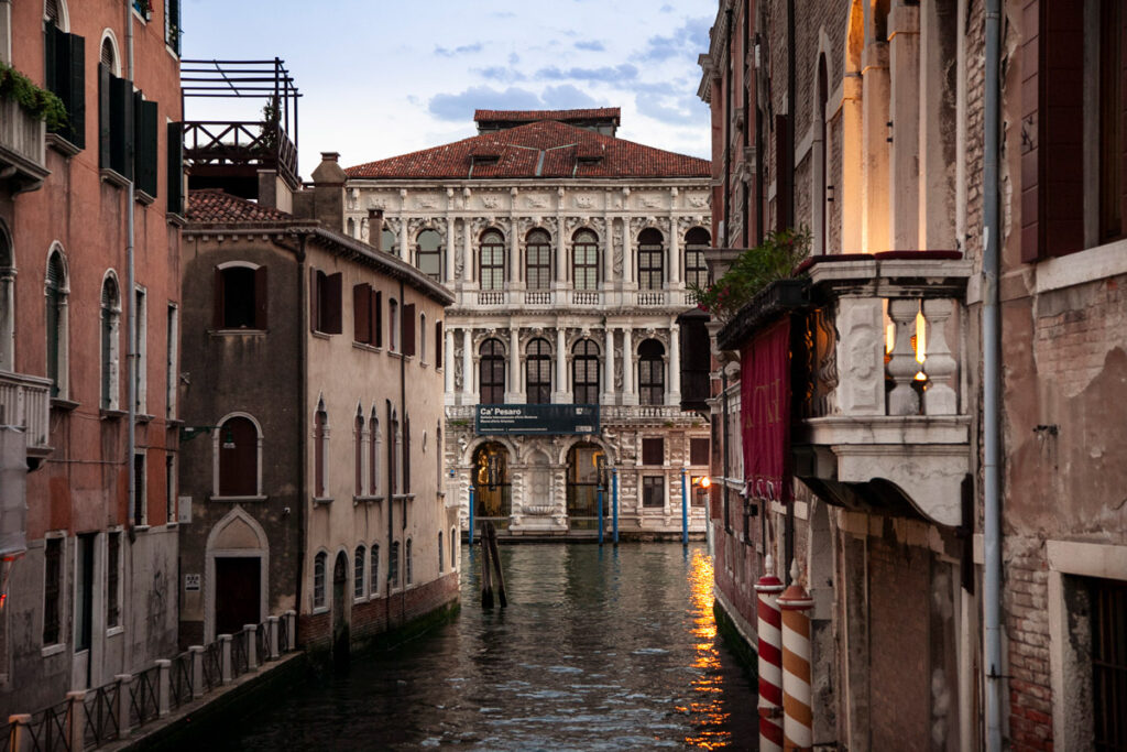 Canali e palazzi di Venezia al Tramonto