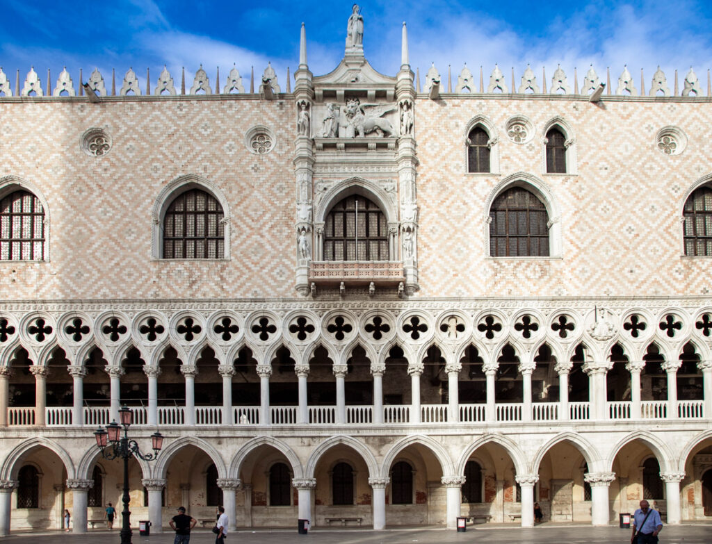 Dettaglio arcate e decori del palazzo Ducale di Venezia