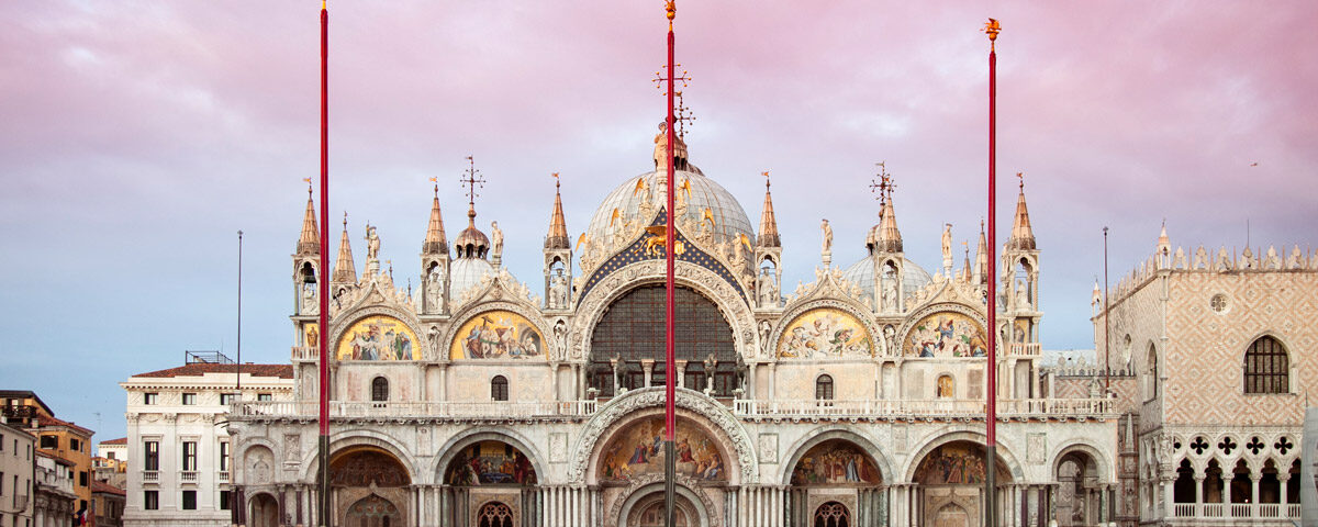 Facciata basilica di San Marco di Venezia al tramonto