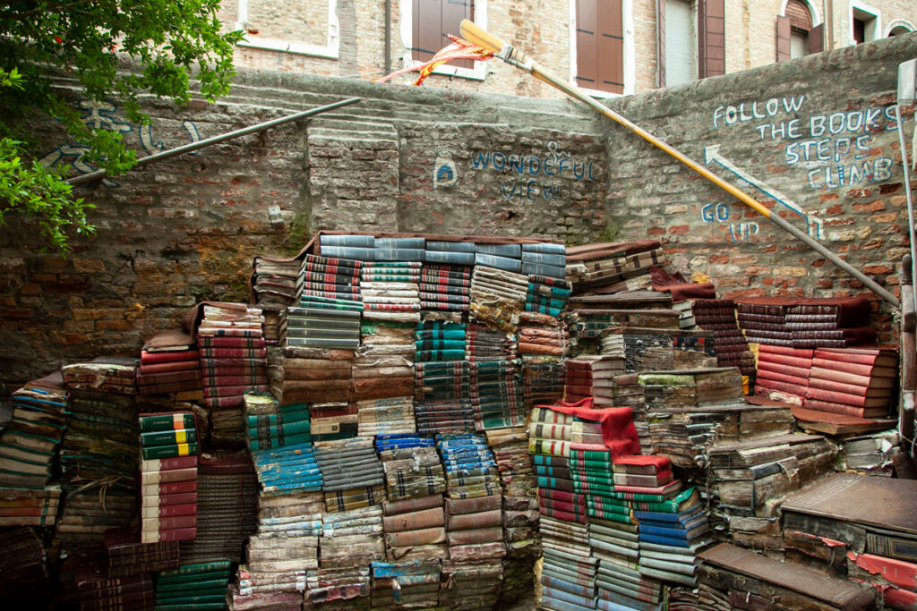 Libreria Acqua Alta - Scalinata di libri a Venezia