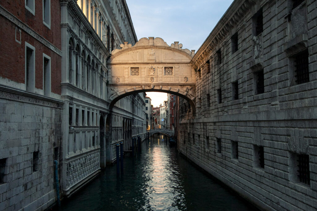 Ponte dei Sospiri di Venezia di sera
