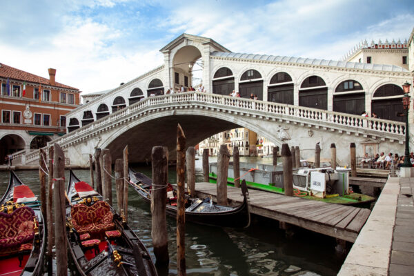 Ponte di Rialto e banchine del Canal Grande di Venezia