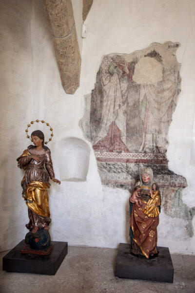 Affresco paretiale statua della Madonna del XVII secolo e statua di Sant Anna del cinquecento