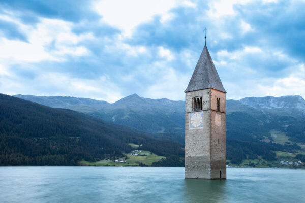 Campanile che emerge dalle acque del lago - Val Venosta