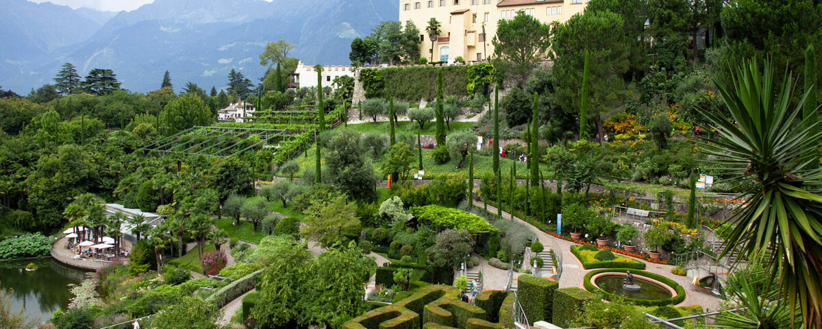 Panorama sui giardini botanici di Castel Trauttmansdorff - Laghetto delle ninfee, giardini all'italiana e labirinto