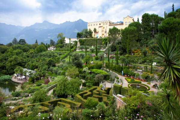 Panorama sui giardini botanici di Castel Trauttmansdorff - Laghetto delle ninfee, giardini all'italiana e labirinto