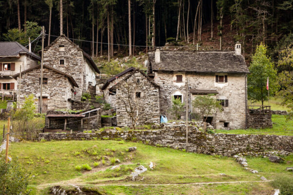 Case in pietra nella Valle del Canton Ticino