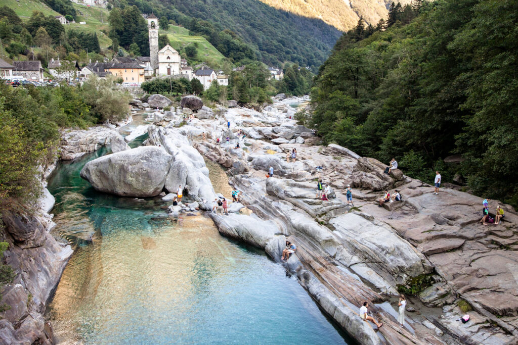Fare il bagno nel fiume a Lavertezzo - Valle Verzasca