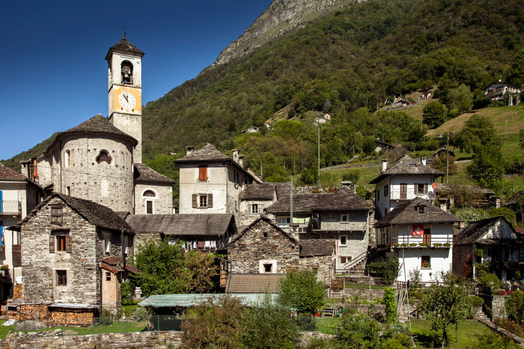 Il borgo di Lavertezzo tra case di pietra e la chiesa di Santa Maria degli Angeli