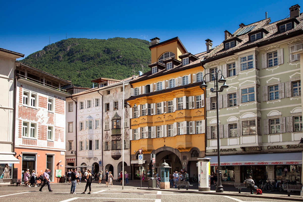 Piazza del Municipio di Bolzano verso via dei Portici