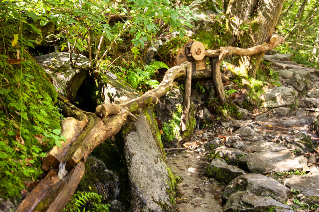 Pista per le biglie scavata nei tronchi - Valle Verzasca