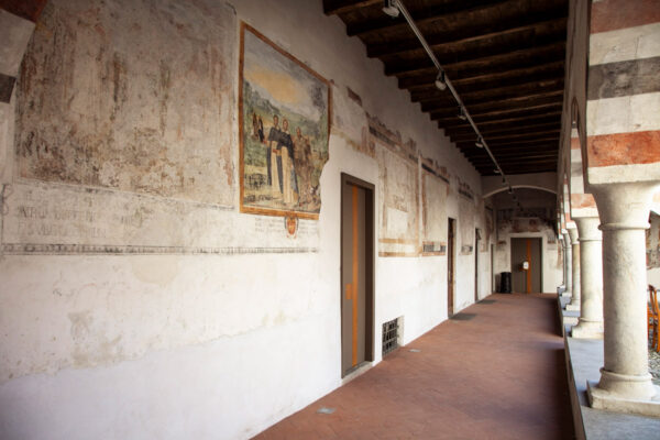 Affreschi e colonne nel porticato del chiostro di Sant'Antonio
