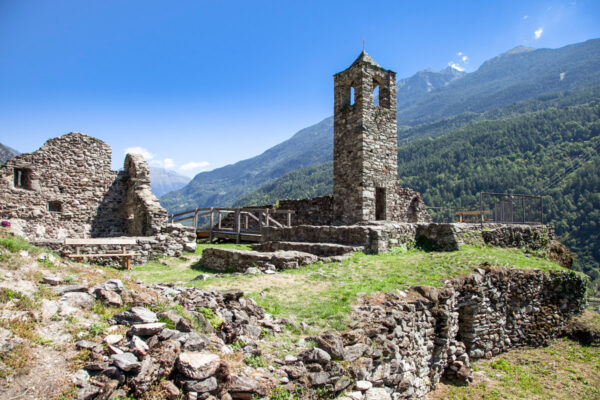Campanile romanico tra i ruderi del castello di San Faustino - Grosio